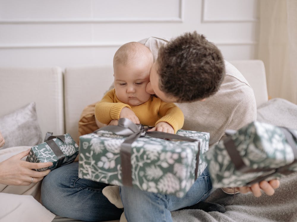 waktu-memberikan-kado-bayi